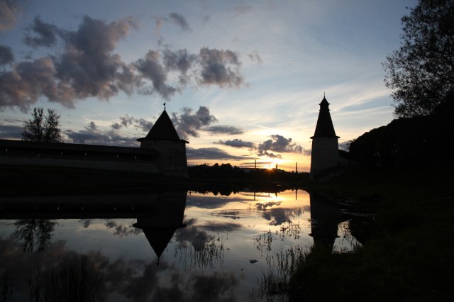 uec_ru_pskov_krom_bloskaya_bashnya_and_resurrection_tower_where_pskov_r_meets_great_r_at_sunset_31_august