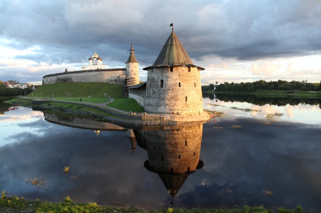 uec_ru_pskov_krom_bloskaya_nearest_bashnya_where_pskov_r_meets_great_r_at_sunset_31_august